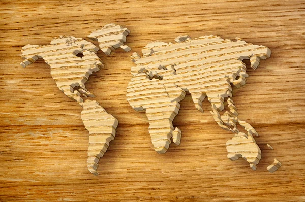 Världskarta carving på trä planka — Stockfoto