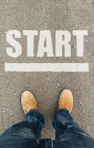 adam bir asfalt yolda