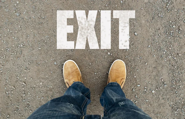 Hombre en un camino con la palabra bienvenida . — Foto de Stock