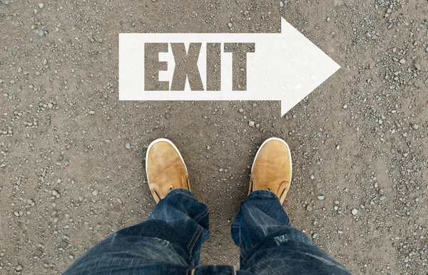 Hombre en un camino con la palabra bienvenida . — Foto de Stock