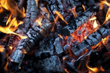 Küller ve alevler ile odun yanan ateş