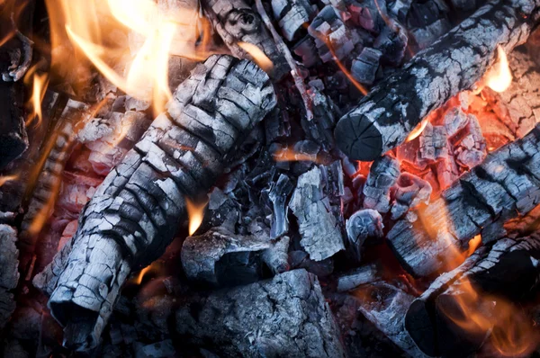 Огонь из пепла и пламени — стоковое фото