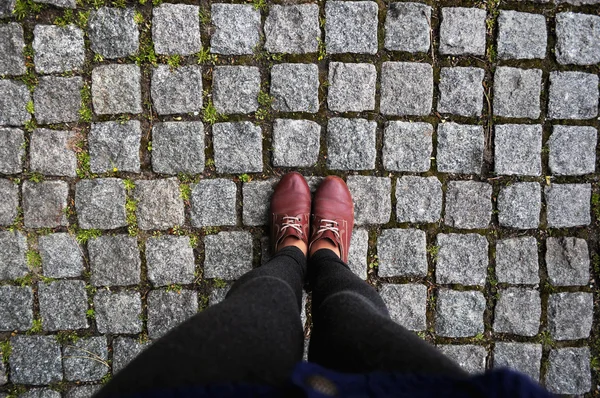 A nők lábát a csizma az úton — Stock Fotó