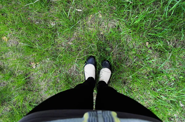 Ноги в сапогах на фоне травы — стоковое фото