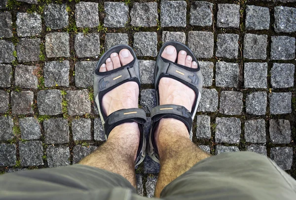 Schwarze Sandalen unterwegs — Stockfoto