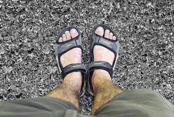 Sandali neri sulla strada — Foto Stock