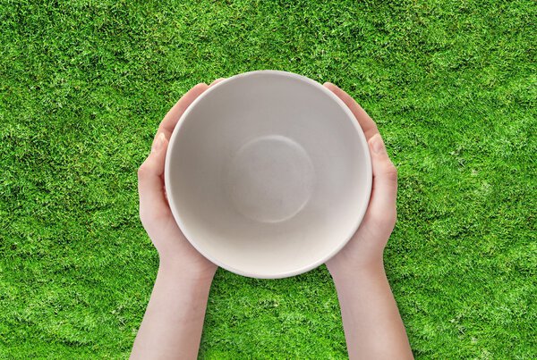 Пустая тарелка в руке
