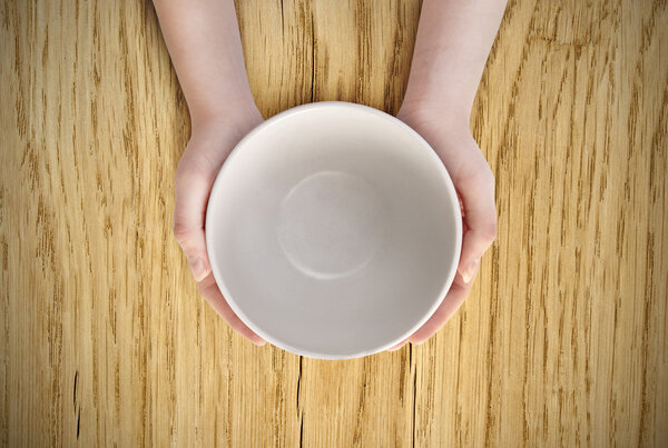 Пустая тарелка в руке
