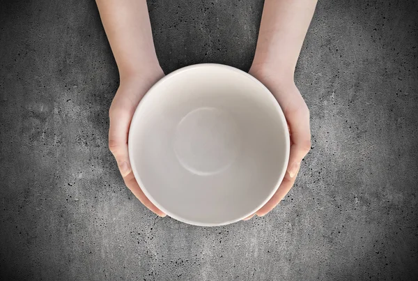 Пустая тарелка в руке — стоковое фото