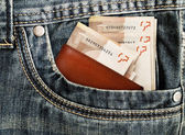 Peníze v kapse v džínách