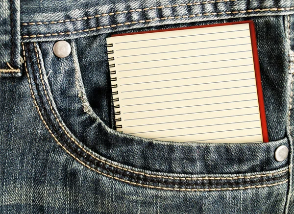 Białe notebooka w kieszeni jeansów — Zdjęcie stockowe