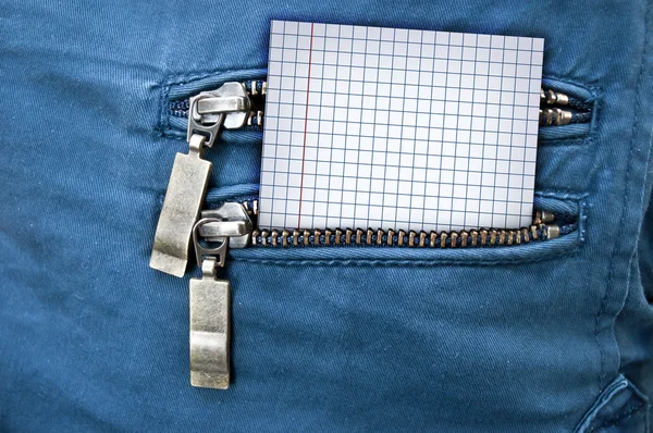Pequeña nota en el bolsillo trasero de jeans — Foto de Stock