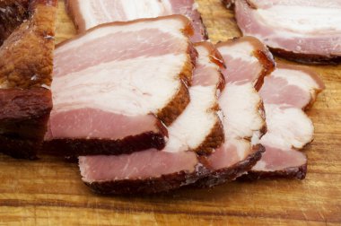 Ahşap masa pastırma