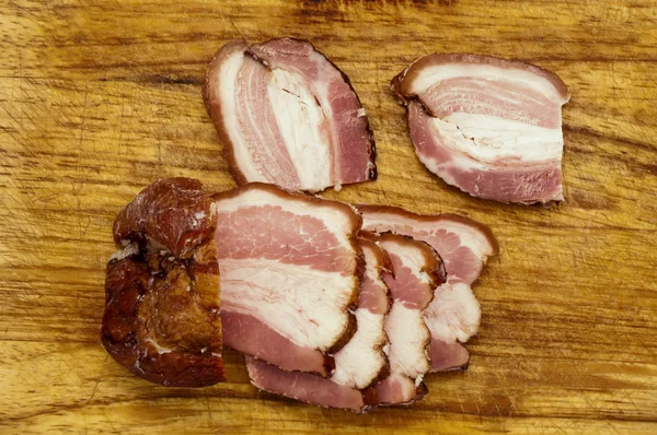 Bacon na mesa de madeira — Fotografia de Stock