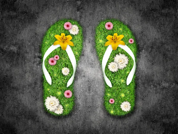 Flip-Flops aus grünem Gras — Stockfoto