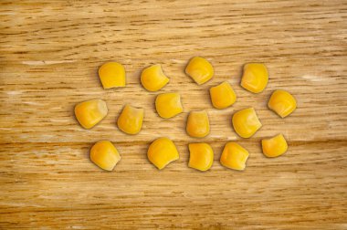 Ahşap bir masa üzerinde Mısır taneleri.