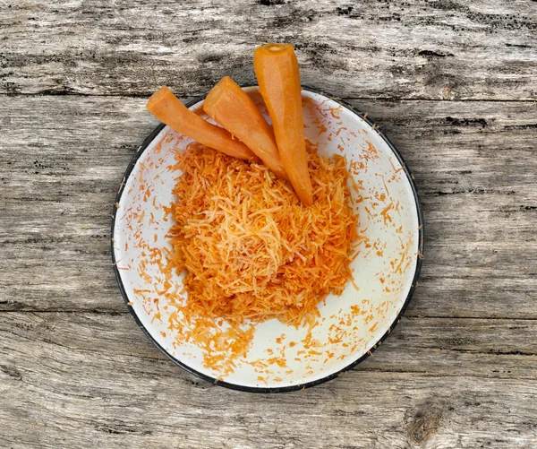 Masaya bir tabak içinde havuç.