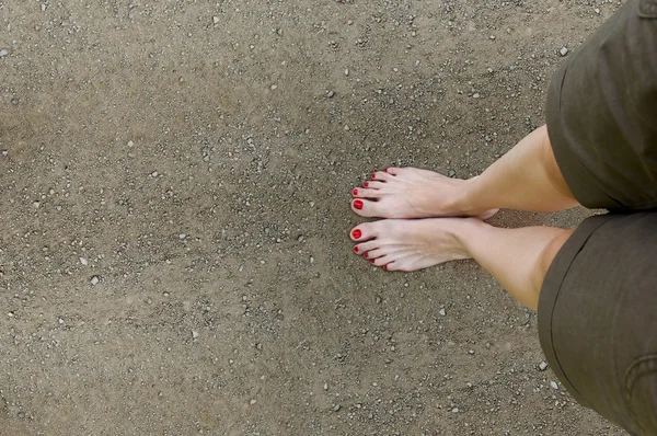 Female feet on the dirt road. — Stock Photo, Image