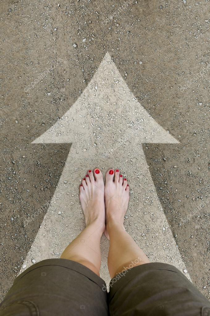 Вопросительный знак на асфальте. Классики на асфальте мелками. Идет по дороге. Ноги на асфальте вид сверху. Ноги на асфальте.