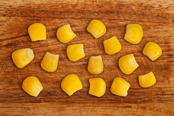 Grains of corn on a wooden table. — Stock Photo, Image