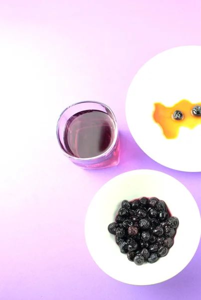 ブルーベリー シロップのパルプ 紫の背景にブルーベリージュース 食べ物 キッチン 写真を食べる — ストック写真