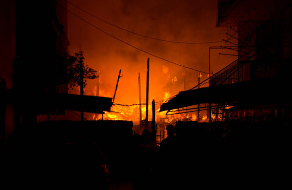 Дома, квартиры, квартира в огне и сжигание ночью на рынке, трущобы, местного центра сообщества, в центре города в большом городе. Азиатский городской пейзаж.
