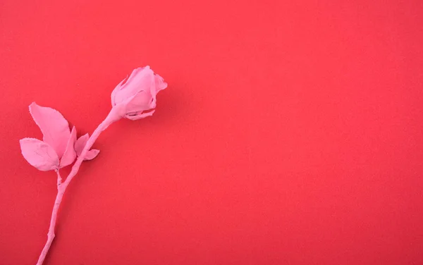 Gül kaplama, kuru pembe pastel akrilik mürekkeple damlatılmış, akışkan renk düz, koyu kırmızı soyut arka planda izole edilmiş. Üst görünüm, yatay, ortay olmayan kompozisyon kopyalama alanı biçimi.