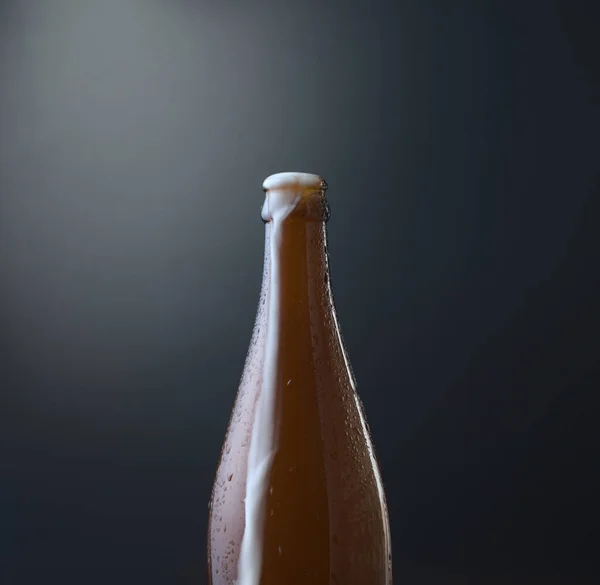 Vista Frontale Una Bottiglia Birra Fredda Con Schiuma Traboccante Sullo — Foto Stock
