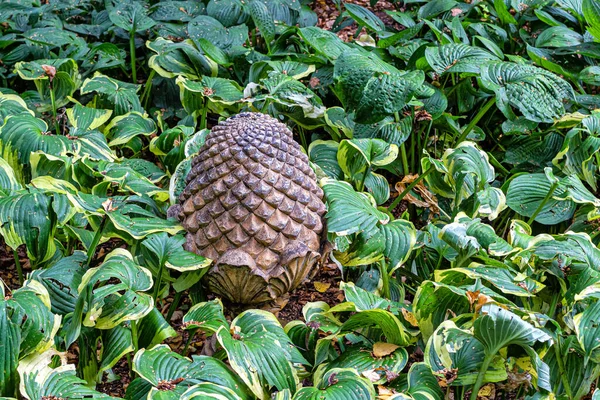 Tuinsculptuur Van Steen Vorm Van Een Grote Dennenappel Het Gazon — Stockfoto