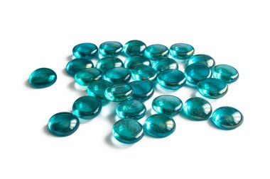 Modern tasarım ve çiçeklerde kullanım için mermer dekoratif cam taşlar, akuamarin renkleri, beyaz arka planda izole edilmiş.