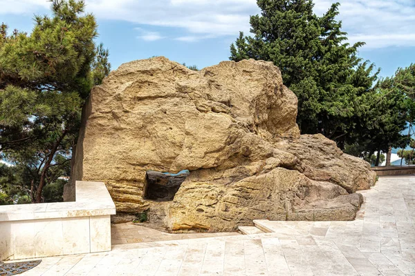Pirvyanzari - Bakü 'deki Upland Park' taki ana merdivenin yanında delikten geçen büyük mistik bir kaya parçası.