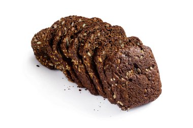 Bir somun çavdar ekmeği kabaca un, dilimlenmiş, içinde tohumlar ve fındıklar, beyaz bir arka planda izole edilmiş.