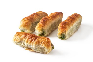 Altın hamurlu kızarmış çubuk, puf böreği, ıspanak ve suluguni peyniri ile doldurulmuş, beyaz arka planda izole edilmiş.