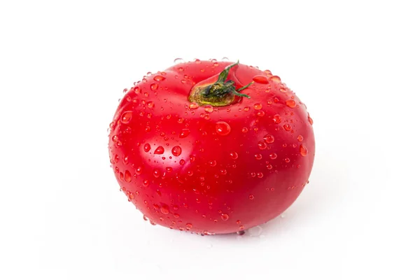 Tomate Molhado Vermelho Coberto Com Gotas Água Isolado Sobre Fundo — Fotografia de Stock