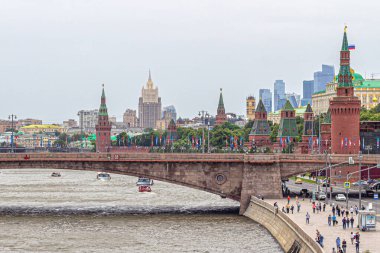 Moskova, Rusya 07.12.2018. Zaryadye Parkı 'nın yükselen köprüsünden Moskova' nın panoramik manzarası. Kremlin manzarası, Bolshoy Moskvoretsky köprüsü, Rusya 'nın MFA gökdeleni, Moskova şehir kuleleri