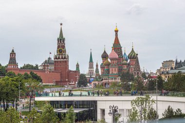 Moskova, Rusya 07.12.2018. Kremlin kuleleri ve St. Mary 'nin panoramik manzarası Zaryadye Parkı 'ndaki kırmızı meydandaki Basil Katedrali.