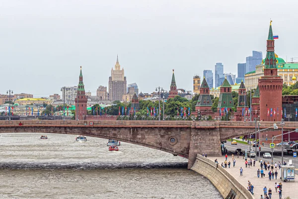 Moskova, Rusya 07.12.2018. Zaryadye Parkı 'nın yükselen köprüsünden Moskova' nın panoramik manzarası. Kremlin manzarası, Bolshoy Moskvoretsky köprüsü, Rusya 'nın MFA gökdeleni, Moskova şehir kuleleri