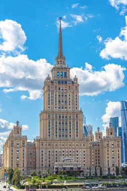 Moskova, Rusya, 08.14.2018. Ukrayna Oteli. Stalinist gökdelenlerin yedinci ve sonuncusu. Kutuzovsky Prospekt 'te Moskova' da Stalin İmparatorluğu tarzında inşa edildi.