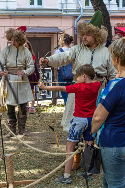 Moscou Russie 2018 Garçon Sous Direction Des Archers Tiré Cordon — Photo