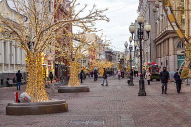 Moskova, Rusya, 12.29.2020. Moskova 'nın göbeğinde, Arbat yaya sokağı, Noel için ışıldayan LED ağaçlarıyla süslenmiş.