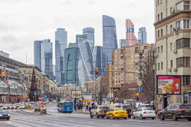 Moskova, Rusya, 12.29.2020. Bolshaya Dorogomilovskaya Caddesi 'nden Moskova' nın modern iş merkezinin gökdelenlerinin manzarası