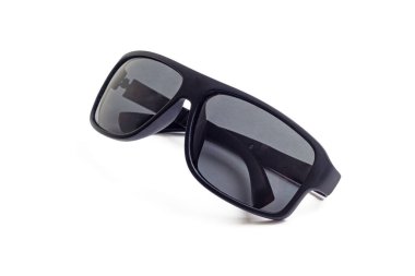 Siyah plastikten yapılmış, koyu lensli, beyaz arka planda izole edilmiş güneş gözlükleri.