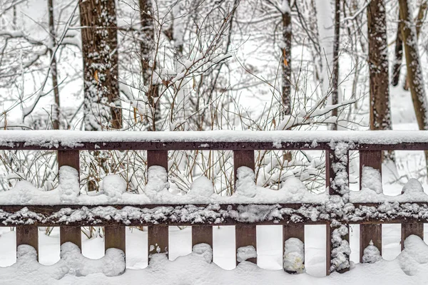 Brauner Schneebedeckter Holzzaun Winterlichen Stadtpark — Stockfoto