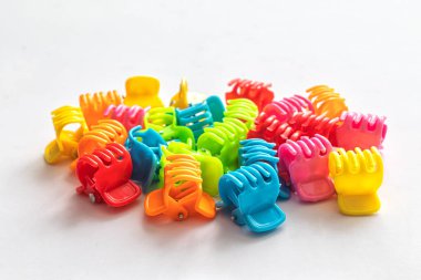 Kırmızı, sarı, turuncu, pembe, yeşil ve mavi saç tokaları.