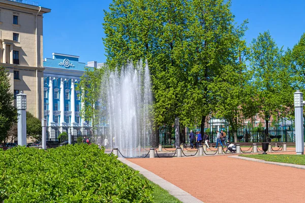 2019年5月17日 俄罗斯圣彼得堡 圣彼得堡Petrogradskaya堤岸Nakhimov广场的喷泉 背景是繁茂的绿树和灌木 — 图库照片