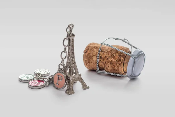 Řetězec Klíče Tvaru Eiffelovy Věže Použitá Dřevěná Zátka Šampaňské Drátovým — Stock fotografie