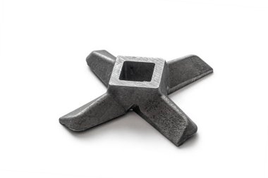 Çıkarılabilir metal, dört bıçaklı elektrikli et öğütücü bıçağı, beyaz arka planda izole edilmiş.