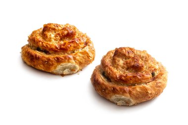 İki fırında 'Yunan Salyangozu' çöreği, puf böreğinden yapılmış, kıyma ile doldurulmuş, lezzetli altın kabuklu, beyaz arka planda izole edilmiş.