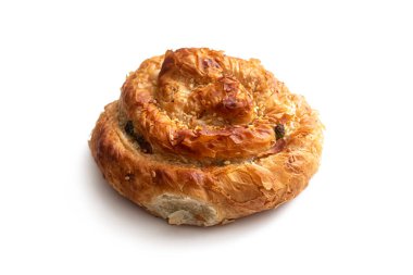 Yunan salyangozu, kıtır kıtır altın hamurlu puf böreği, kıyma ile doldurulmuş, beyaz arka planda izole edilmiş.