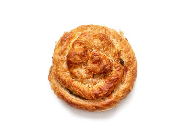 Beyaz arka planda izole edilmiş kıymalı tavukla doldurulmuş altın çıtır çıtır hamur işi taze hamur işleri. Yukarıdan görüntüle